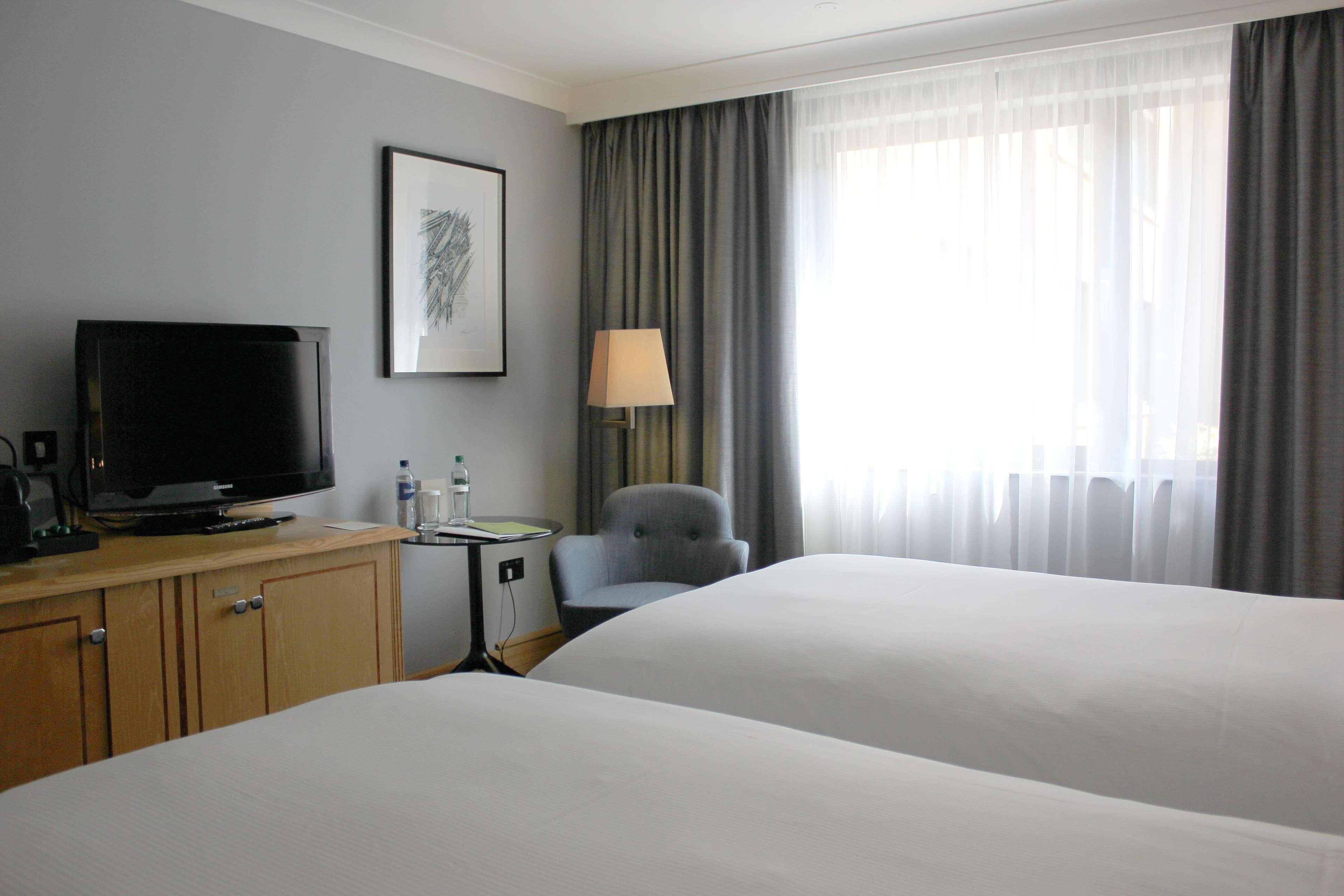 Doubletree By Hilton Swindon Hotel Esterno foto