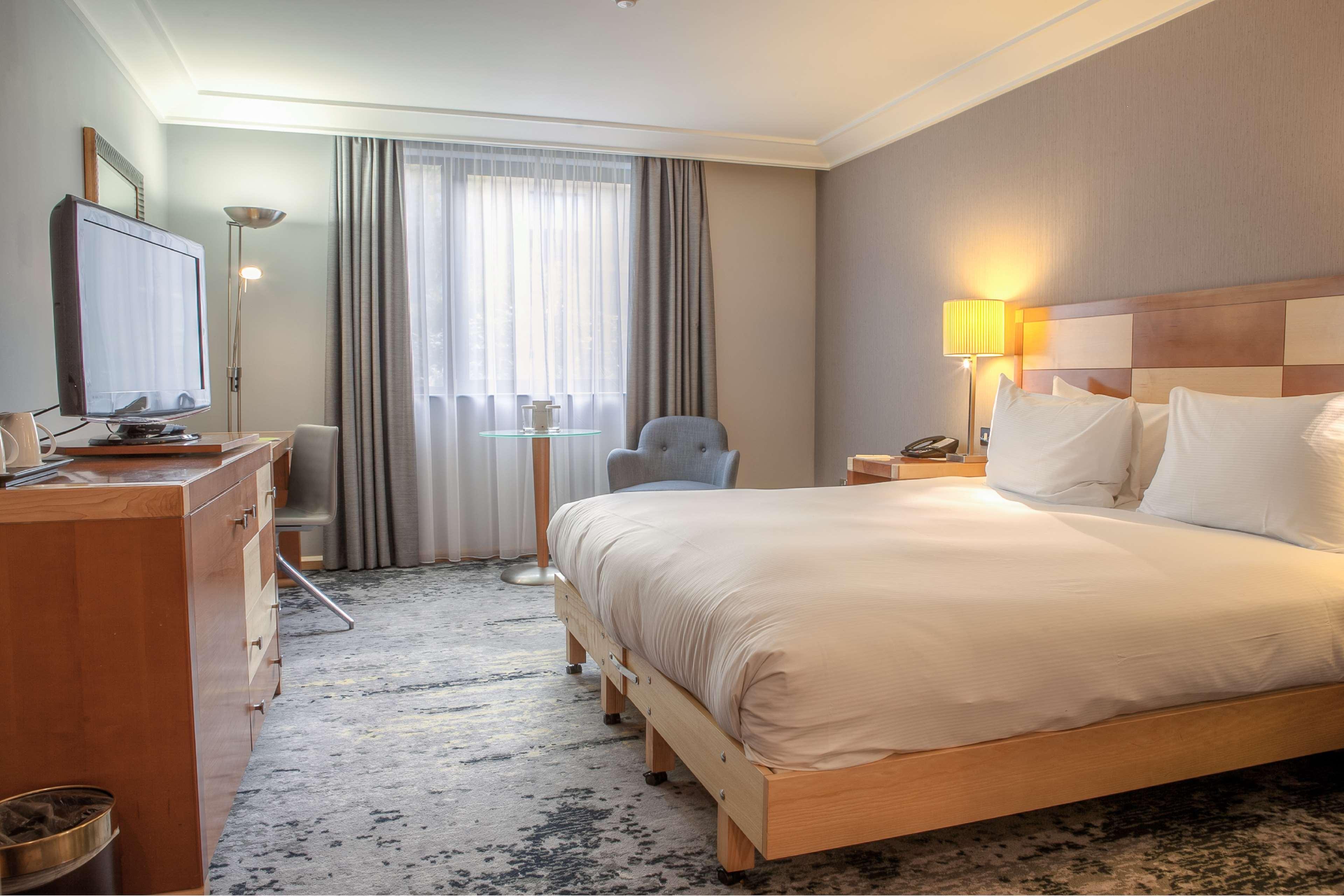 Doubletree By Hilton Swindon Hotel Esterno foto