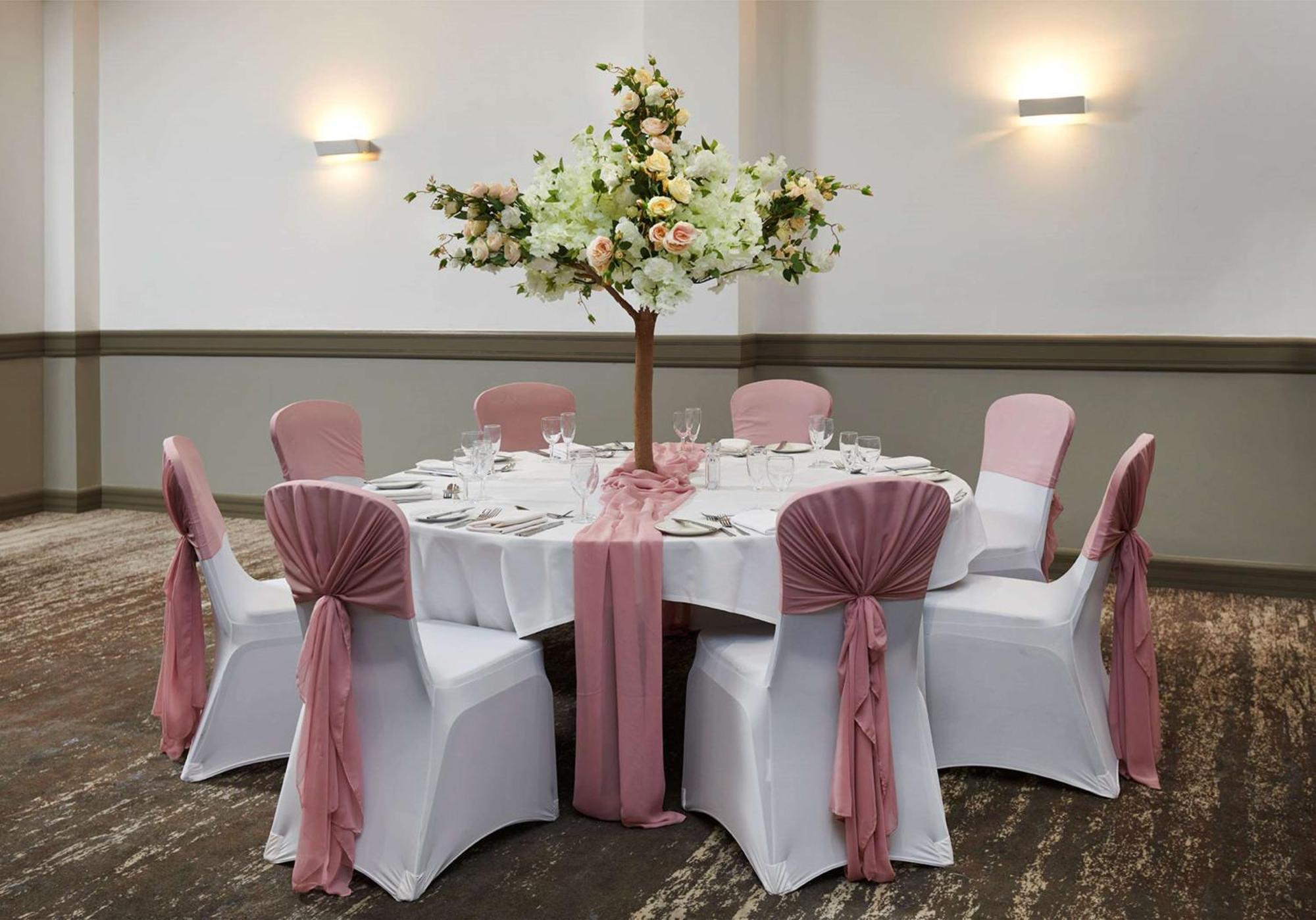 Doubletree By Hilton Swindon Hotel Esterno foto