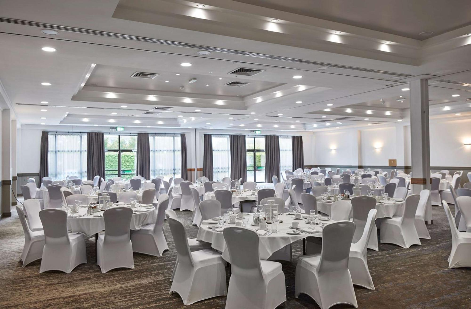 Doubletree By Hilton Swindon Hotel Esterno foto
