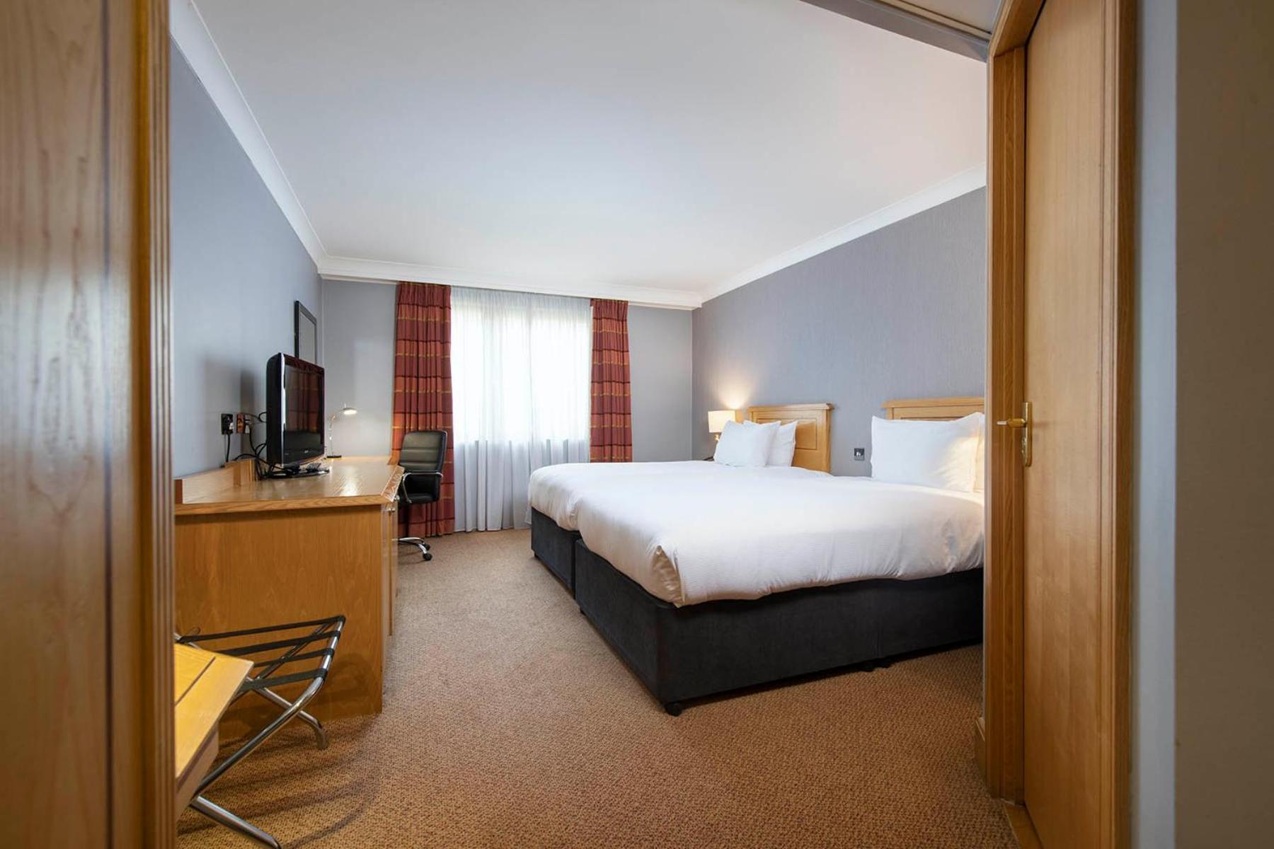 Doubletree By Hilton Swindon Hotel Esterno foto