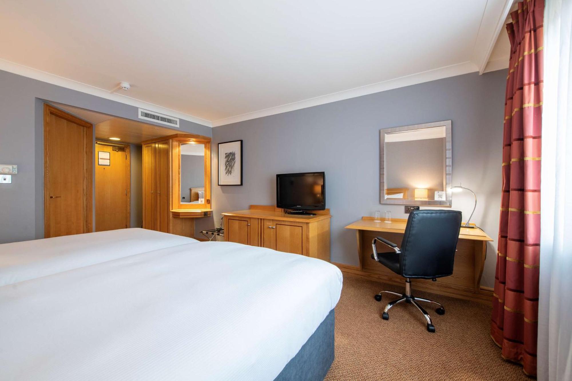 Doubletree By Hilton Swindon Hotel Esterno foto