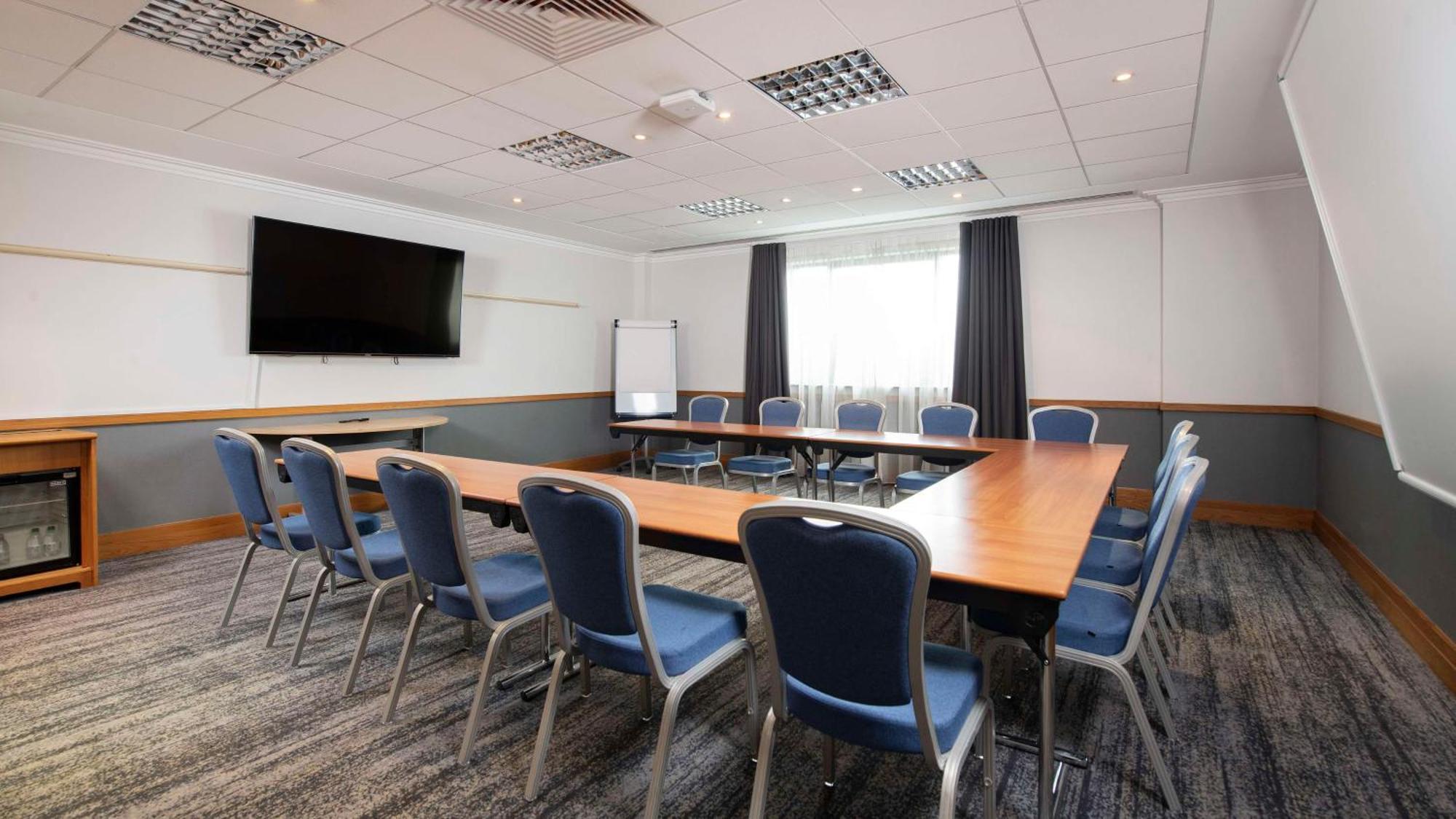 Doubletree By Hilton Swindon Hotel Esterno foto