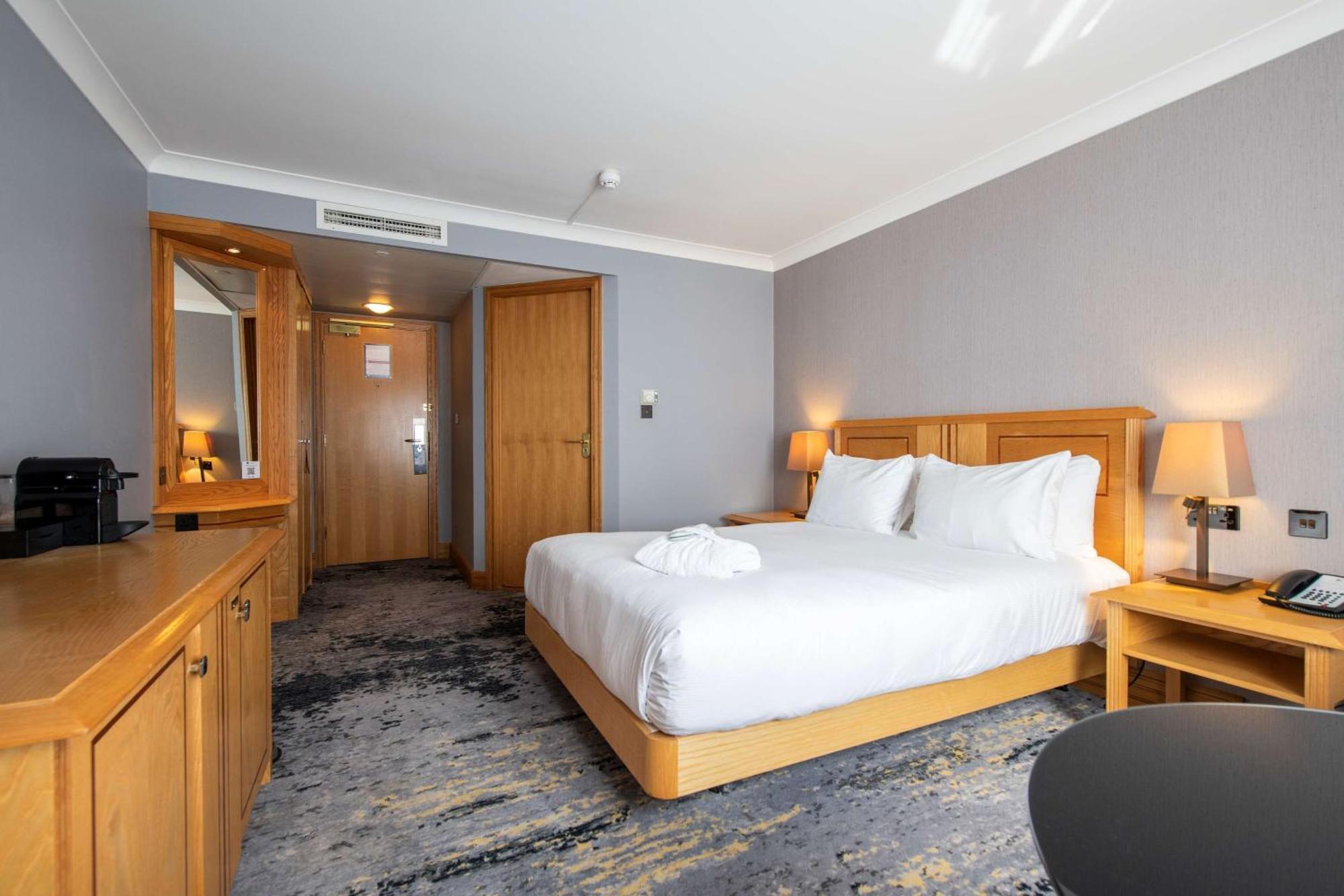 Doubletree By Hilton Swindon Hotel Esterno foto