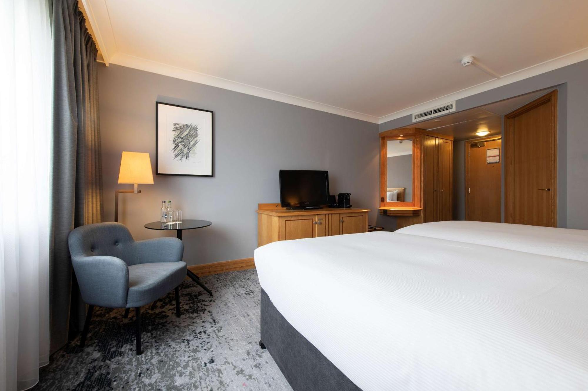 Doubletree By Hilton Swindon Hotel Esterno foto