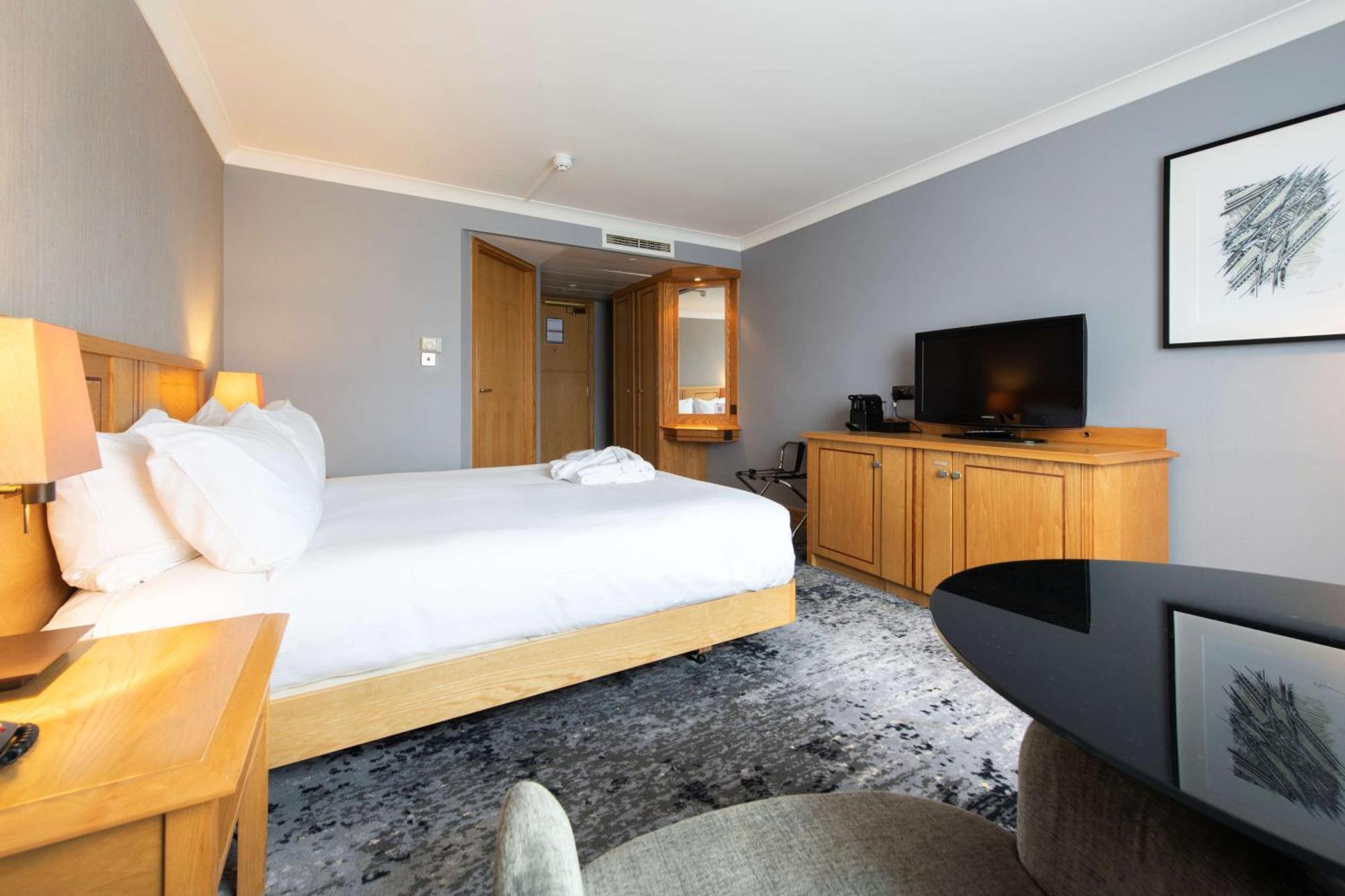 Doubletree By Hilton Swindon Hotel Esterno foto