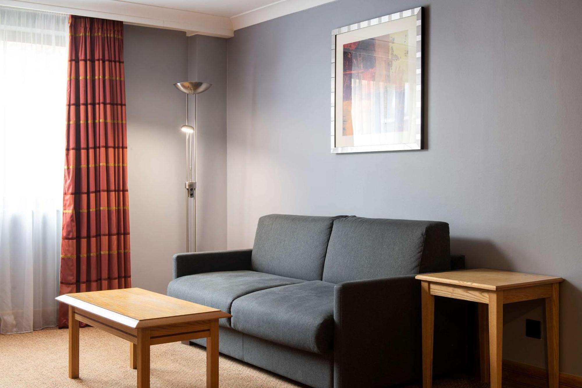 Doubletree By Hilton Swindon Hotel Esterno foto