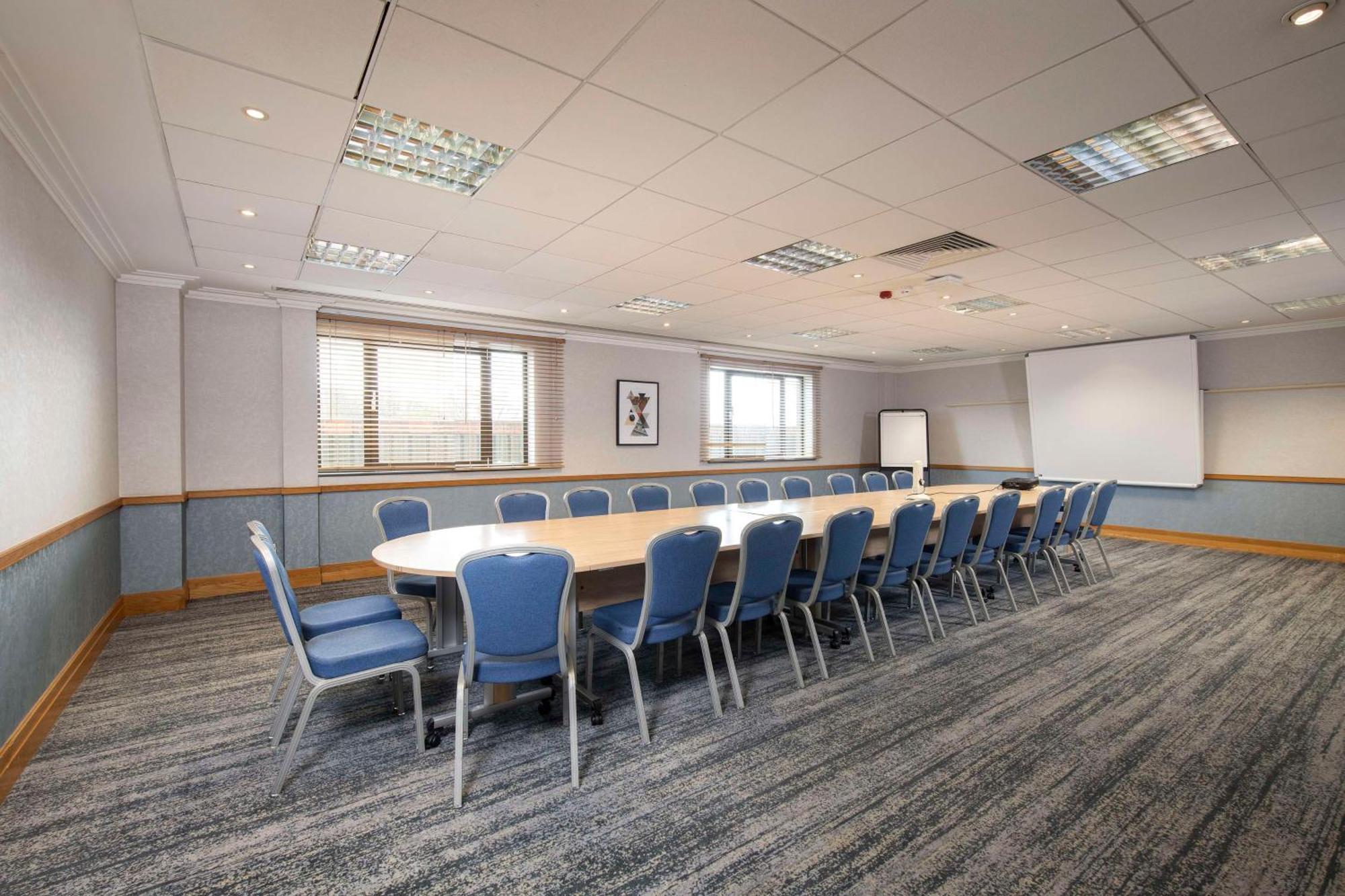 Doubletree By Hilton Swindon Hotel Esterno foto