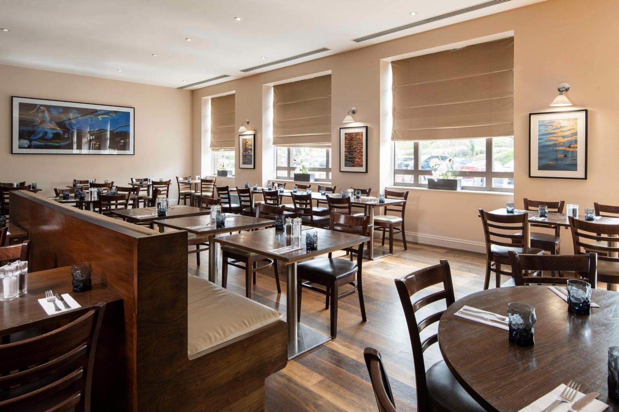 Doubletree By Hilton Swindon Hotel Esterno foto