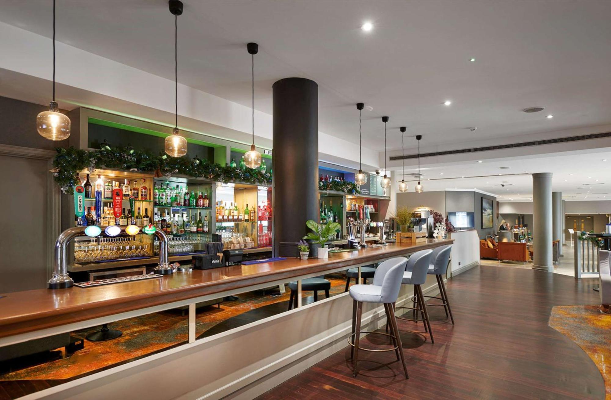 Doubletree By Hilton Swindon Hotel Esterno foto