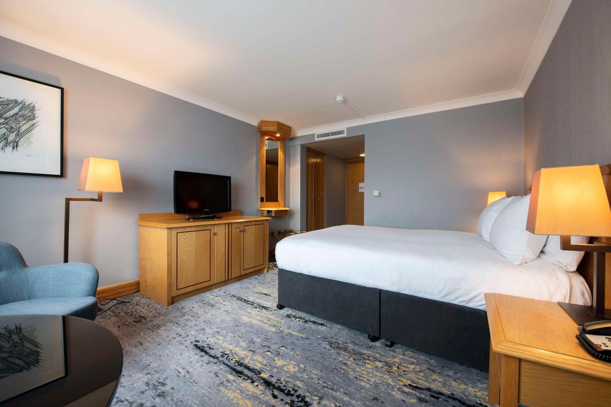 Doubletree By Hilton Swindon Hotel Esterno foto